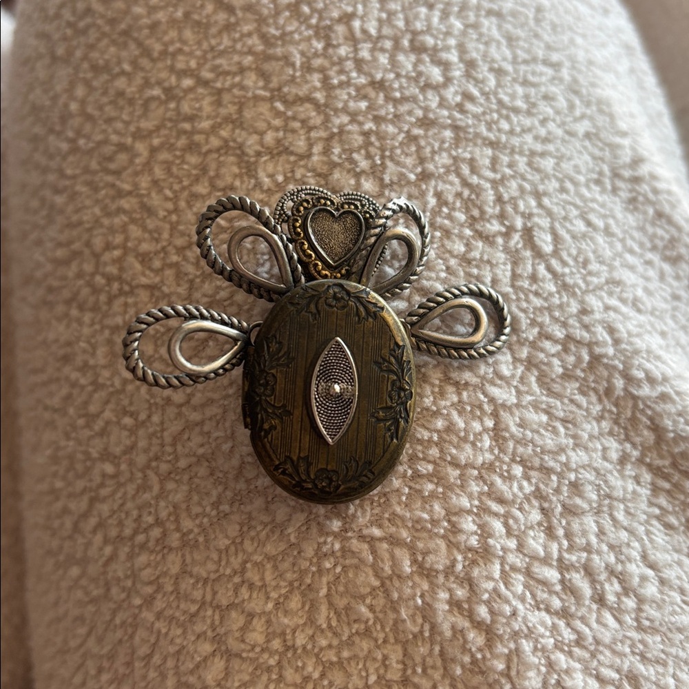 Unique brooch by Otreska